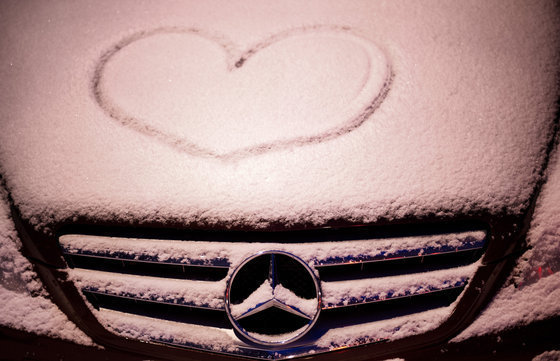 Ein gemaltes Herz im Schnee ist am 11.12.2012 in der Morgendämmerung auf der Motorhaube eines Mercedes Benz in Hannover (Niedersachsen) zu sehen. Foto: Julian Stratenschulte/dpa +++(c) dpa - Bildfunk+++