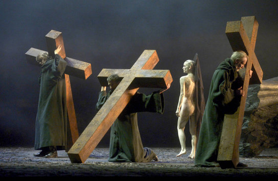 Szene aus Verdis "Don Carlos" am Theater Erfurt (Bild: dpa)